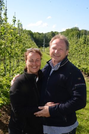 Hans Olav og Anne-Lene Bjerktvedt har plantet ut ca 35 000 trær på Lunde gård.