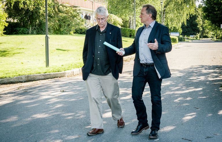 Nils Vagstad i samtale med Nobelprisvinneren Sir Richard Roberts på bioteknologikonferansen i Ås.