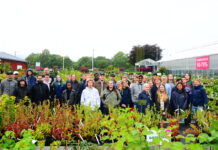 Unge gartnere på sin første markvandring