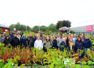 Unge gartnere på sin første markvandring